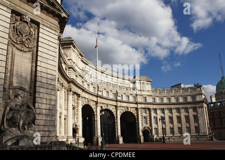 Der Admiralty Arch an der Mall, entworfen von Sir Aston Webb, abgeschlossen im Jahre 1912, Westminster, London, England, Vereinigtes Königreich Stockfoto