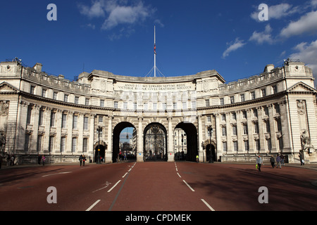 Admiralty Arch an der Mall, entworfen von Sir Aston Webb, abgeschlossen im Jahre 1912, in Westminster, London, England, Vereinigtes Königreich Stockfoto