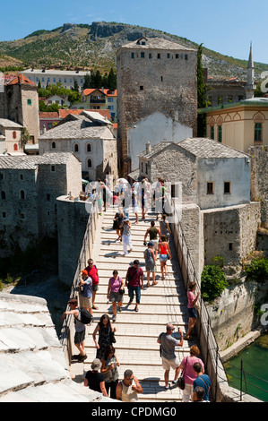 Touristen auf Stari Most (alte Brücke), UNESCO-Weltkulturerbe, Mostar, Gemeinde von Mostar, Bosnien und Herzegowina, Europa Stockfoto