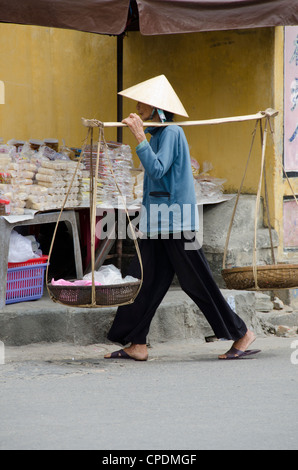 Vietnam Da Nang. historischen Dorf Hoi An. für den Handel wichtigen Hafen von 15. bis 19. Jahrhundert. Die Frau in der typischen kegelförmigen Hut. Stockfoto