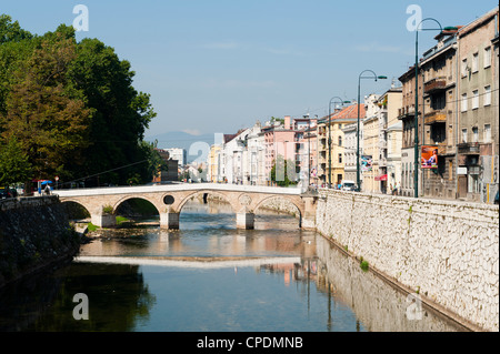 Latinska Cuprija (Latein-Brücke) über den Fluss Miljacka, Ort der Ermordung des Erzherzogs Ferdinand, Sarajevo, Bosnien und Herzegowina Stockfoto