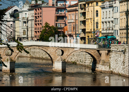 Latinska Cuprija (Latein-Brücke) über den Fluss Miljacka, Ort der Ermordung des Erzherzogs Ferdinand, Sarajevo, Bosnien und Herzegowina Stockfoto