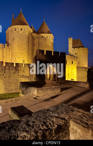 Die Türme am Haupteingang ins mittelalterliche Stadt von La Cite, Carcassonne, Languedoc-Roussillon, Frankreich, Europa Stockfoto