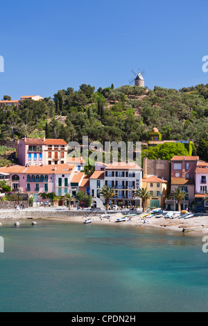 Ein Blick auf den Strand von Collioure in Languedoc-Roussilon, Frankreich, Europa. Stockfoto