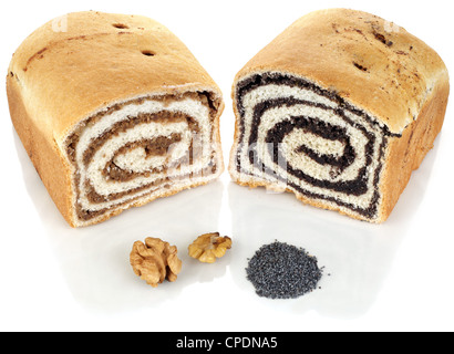 Walnuss-Mohn-Kuchen mit Zutaten Stockfoto