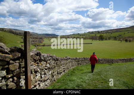 Wegweiser nach Marshett Lane und Semerwater, mit Herbstblick auf „Semer Water“ und Wensleydale, North Yorkshire Dales, Richmondshire, Großbritannien Stockfoto