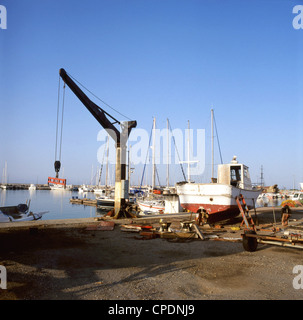 Ein kleines Boot Reparaturbereich eine Slipanlage mit Winde in der Marina am Hafen Stadt Rethymnon, Crete Stockfoto