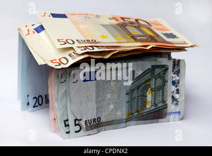 50 Euro-Banknoten von 5, 10 und 20 Euro-Banknoten suspendiert. Bargeld als Unterstand genutzt! Stockfoto