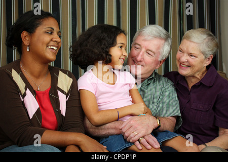 Familie, sitzen auf der Couch in ihrem Haus Stockfoto