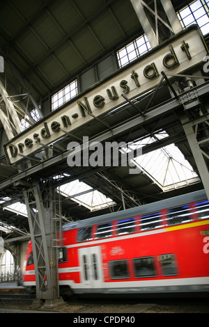 Doppelstock S-Bahn s Bahn verlassen Bahnhof Dresden-Neustadt, Sachsen, Deutschland. Stockfoto