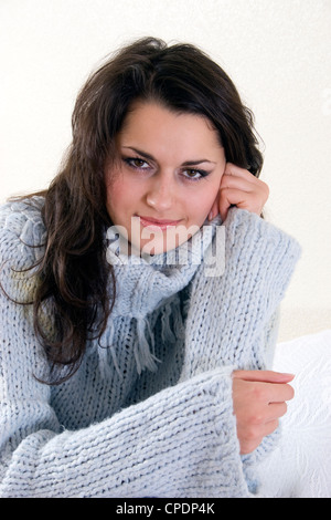 junge Frau im blauen Pullover Stockfoto