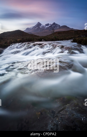 Allt Dearg Mor und die Cullins auf Sunrire, Glen Sligachan, Isle Of Skye, Highlands, Schottland, Vereinigtes Königreich Stockfoto