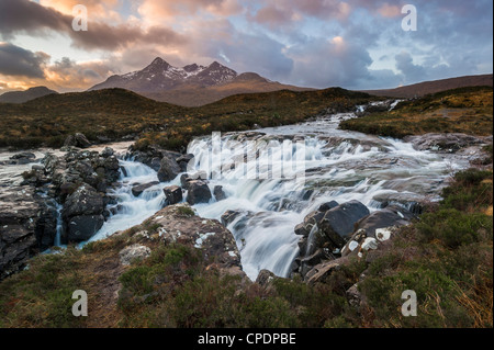 Allt Dearg Mor und die Cullins auf Sunrire, Glen Sligachan, Isle Of Skye, Highlands, Schottland, Vereinigtes Königreich Stockfoto