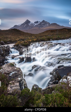 Allt Dearg Mor und die Cullins auf Sunrire, Glen Sligachan, Isle Of Skye, Highlands, Schottland, Vereinigtes Königreich Stockfoto