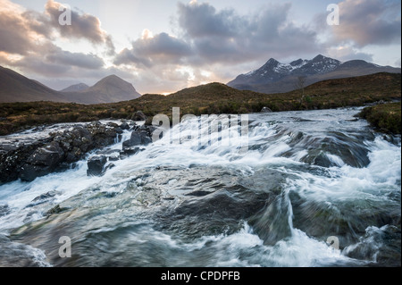 Allt Dearg Mor und die Cullins auf Sunrire, Glen Sligachan, Isle Of Skye, Highlands, Schottland, Vereinigtes Königreich Stockfoto