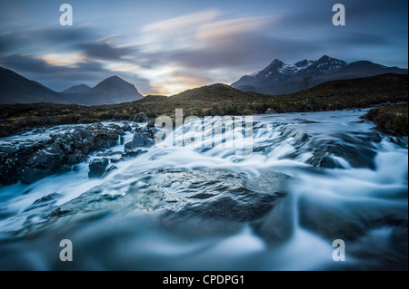 Allt Dearg Mor und die Cullins auf Sunrire, Glen Sligachan, Isle Of Skye, Highlands, Schottland, Vereinigtes Königreich Stockfoto