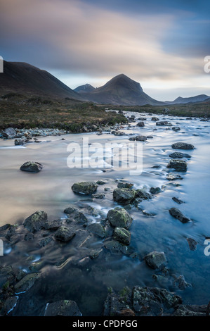 Fluß Sligachan, Beinn Dearg und Marsco, Glen Sligachan, Isle of Skye, Highlands, Schottland, Vereinigtes Königreich Stockfoto