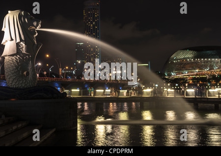 Mythisches Symbol der Merlion in Singapur mit Blick auf die Stadt Landschaft und Esplanade in der Nacht vom 14. April 2012 in Singapur. Stockfoto