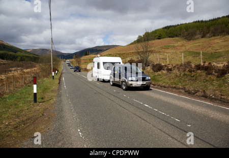 Auto abschleppen Wohnwagen entlang die a82 Trunk Road in der Nähe von Tyndrum durch die schottischen Highlands, Schottland, Vereinigtes Königreich Stockfoto