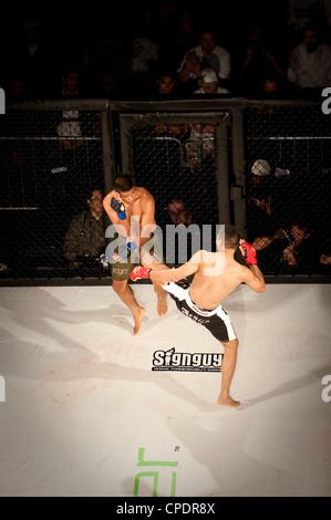 Josh Calvo fangen Isidro Reyes, mit einem Bein Kick auf das Mittelteil. Stockfoto