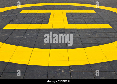 Gelbe H auf einen Hubschrauberlandeplatz markiert Stockfoto