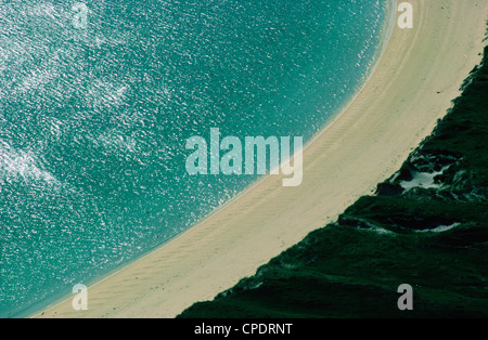 Hohen Blick auf schönen weißen Sandstrand auf der Insel Vatersay, äußeren Hebriden, westlichen Schottland, UK Stockfoto