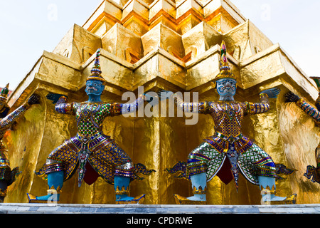 Riesige Wächter im Wat Phra Kaeo in Bangkok, Thailand Stockfoto