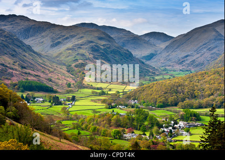 Rosthwaite in den Rachen von Borrowdale Cumbria England mit Blick auf großen Giebel, Sockel braun, Wasdale und der Seathwaite Tal. Stockfoto