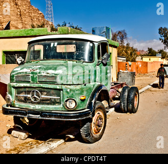 Alte Mercedes-Lkw in Straße Rum Dorf Wadi Rum Jordanien Stockfoto