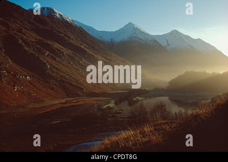 Morgennebel und frühen Sonnenstrahlen im Glen Shiel unter den Gipfeln der fünf Schwestern, Invernesshire, schottischen Highlands, UK Stockfoto