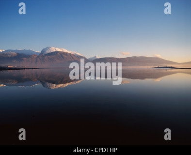 Schneebedeckten Ben Nevis & Lochaber Berge spiegeln sich in das Stille Wasser des Loch Linnhe im Abendlicht, Schottisches Hochland Stockfoto