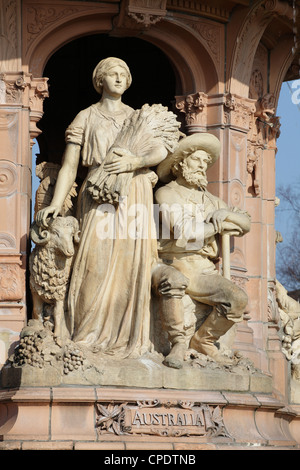 Detail des Doulton Terracotta Fountain im öffentlichen Park Glasgow Green mit Figuren aus Australien, Glasgow, Schottland, Großbritannien Stockfoto