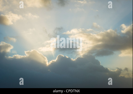 Lichtstrahlen hinter Wolken Stockfoto
