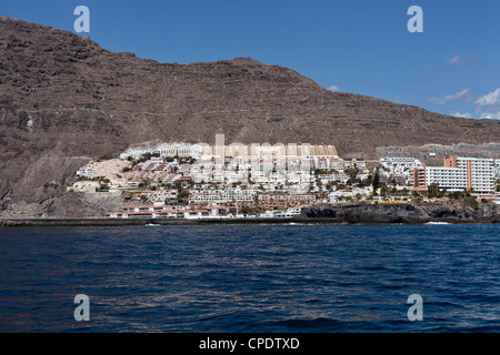 Das Dorf von Los Gigantes gebaut in den Felsen des gleichnamigen an der Westküste von Teneriffa, Kanarische Inseln, Spanien. Stockfoto