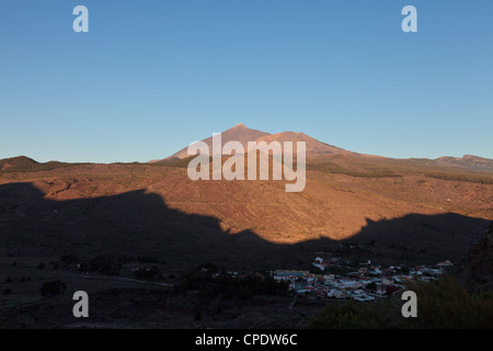 Pico del Teide auf Links, Pico Viejo, unten Mitte, ein Montana Bilma unten links, Teneriffas Vulkan gesehen kurz vor Sonnenuntergang mit Stockfoto