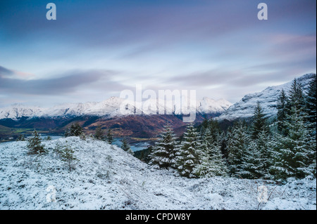 Winter-Dämmerung, fünf Schwestern von Kintail, Glen Sheil, Highlands, Schottland, Vereinigtes Königreich Stockfoto