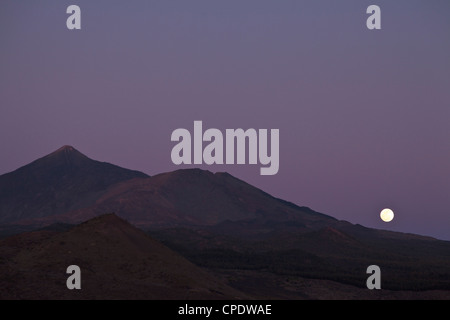 Pico del Teide auf Links, Pico Viejo, unten Mitte, ein Montana Bilma unten links, Teneriffas Vulkan gesehen kurz nach Sonnenuntergang Stockfoto