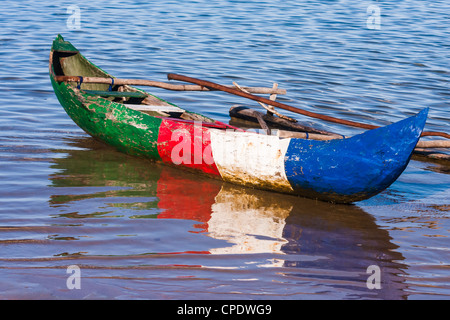 Ausleger-Kanu am Strand Foulpointe, östlichen Madagaskars Stockfoto