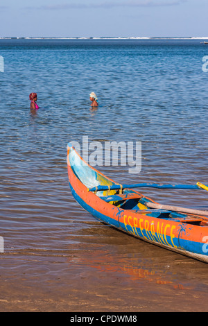 Ausleger-Kanu am Strand Foulpointe, östlichen Madagaskars Stockfoto