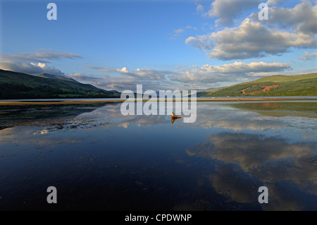 Sommerabend am Loch Tay mit Himmel und Wolken reflektiert in stillem Wasser, Perthshire, Schottland, Großbritannien zu beruhigen Stockfoto