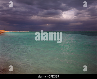 Aufziehenden Sturm über dem grünen Wasser des Toten Meeres entlang der israelischen Küste. Israel, Nahost. Stockfoto