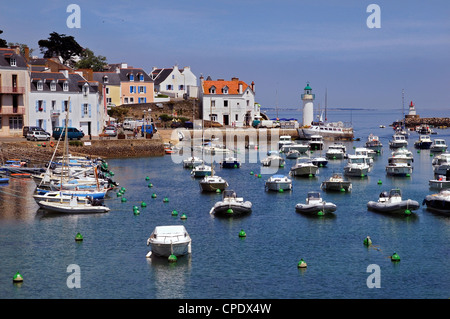 Hafen von Sauzon mit zwei Leuchttürme im Hintergrund auf der Insel Belle-Ile im Département Morbihan in der Bretagne in n Stockfoto