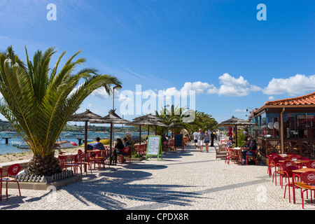 Restaurants am Meer am Hafen im Zentrum von Alvor, in der Nähe von Portimao, Algarve, Portugal Stockfoto
