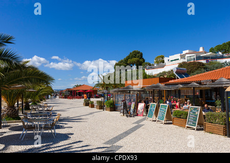 Restaurants am Meer am Hafen im Zentrum von Alvor, in der Nähe von Portimao, Algarve, Portugal Stockfoto