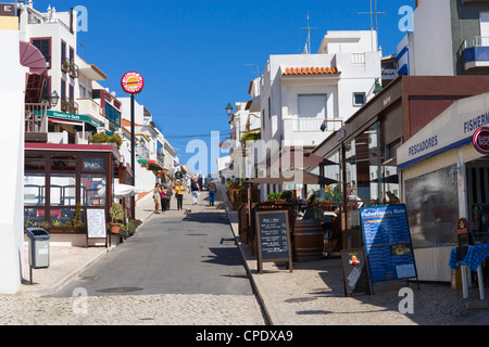 Geschäfte und Bars im Zentrum des Resorts von Alvor, in der Nähe von Portimao, Algarve, Portugal Stockfoto