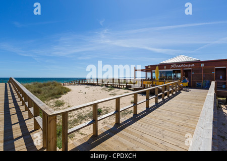 Restaurant am Strand am Praia de Alvor Strand in der Nähe von Portimao, Algarve, Portugal Stockfoto