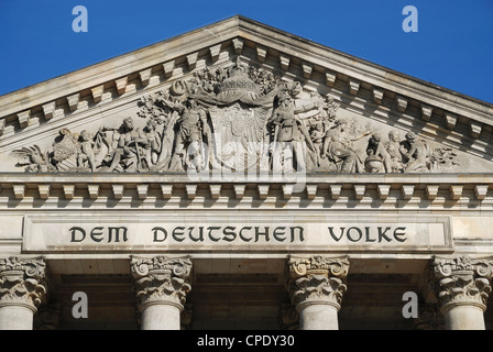 Die Inschrift "Dem Deutschen Volke" (To the German People) auf dem Architrav des Reichstagsgebäudes, Berlin, Deutschland. Stockfoto