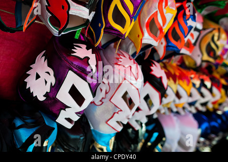 Bunte Lucha Libre (mexikanische Wrestling) Masken für den Verkauf auf einen Stand auf einem lokalen Arena in Mexico City, Mexiko. Stockfoto