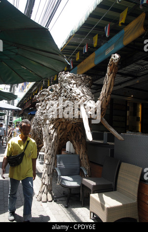 Hölzerner Elefant stehend in der Nähe Wohnaccessoires Shop in Wochenendmarkt Chatuchak, Bangkok Stockfoto