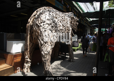 Hölzerner Elefant stehend in der Nähe Wohnaccessoires Shop in Wochenendmarkt Chatuchak, Bangkok Stockfoto